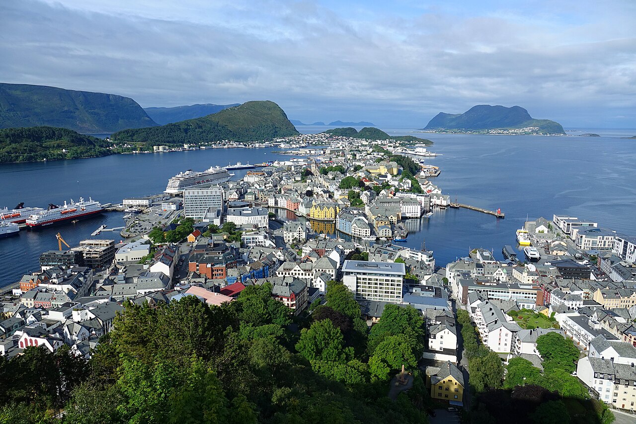 Utsikt over Ålesund sentrum, fjordene og øyene sett fra Aksla-fjellet