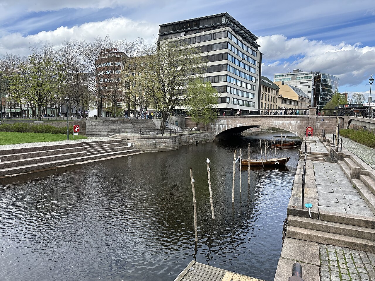 Akerselva renner gjennom Oslo med grønne elvebredder og bybebyggelse langs begge sider av elva