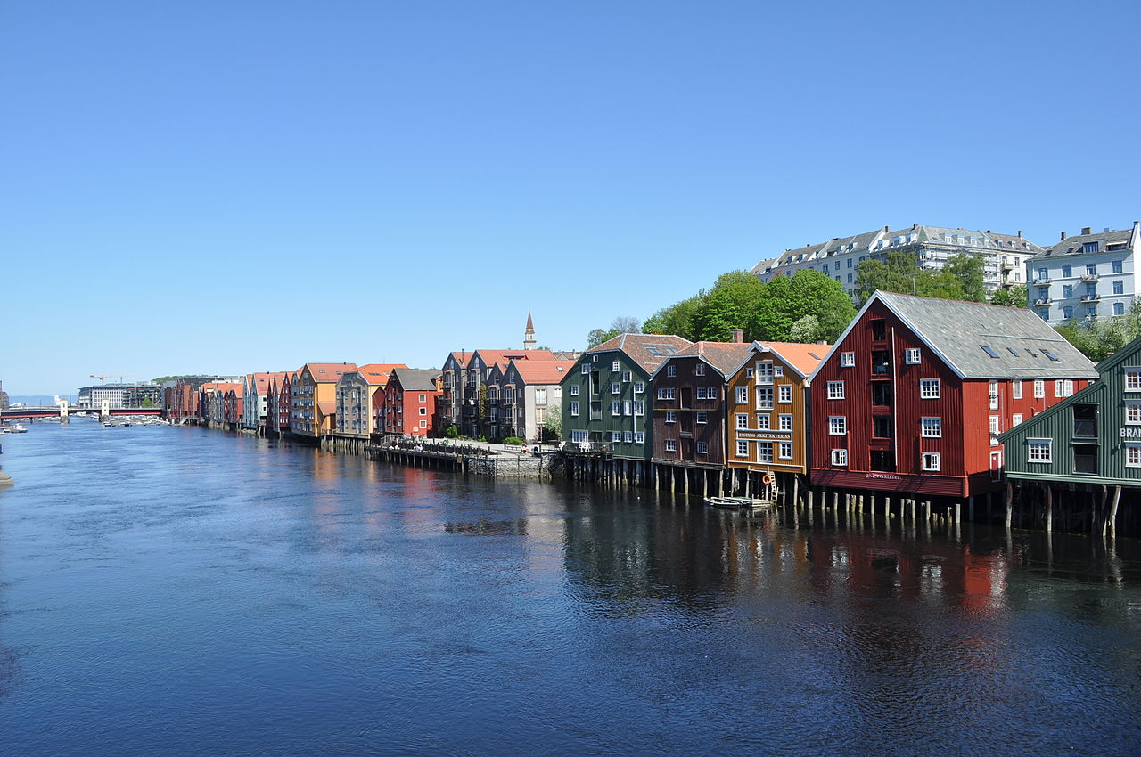 Trehus og sjøboder langs Nidelva i Trondheim med byelva og Bakklandet-bebyggelsen i forgrunnen