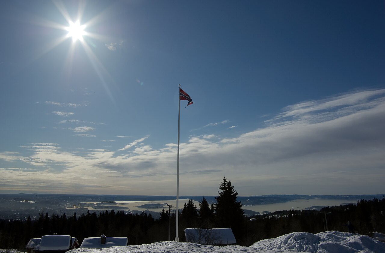 Panoramautsikt over Oslo og Oslofjorden fra Frognerseteren restaurant, fotografert på vinteren