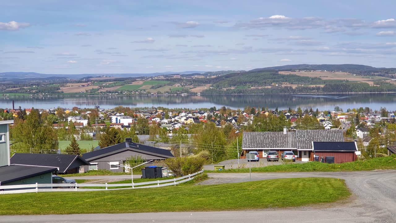 Utsikt over Mjøsa fra Gjøvik en vårdag, med innsjøen og åser i bakgrunnen