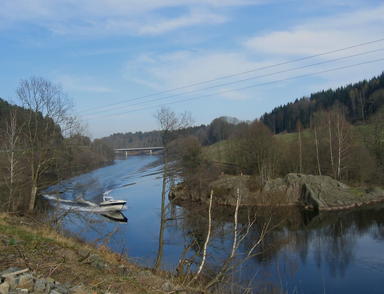 Nidelva ved Arendal med skog og båter