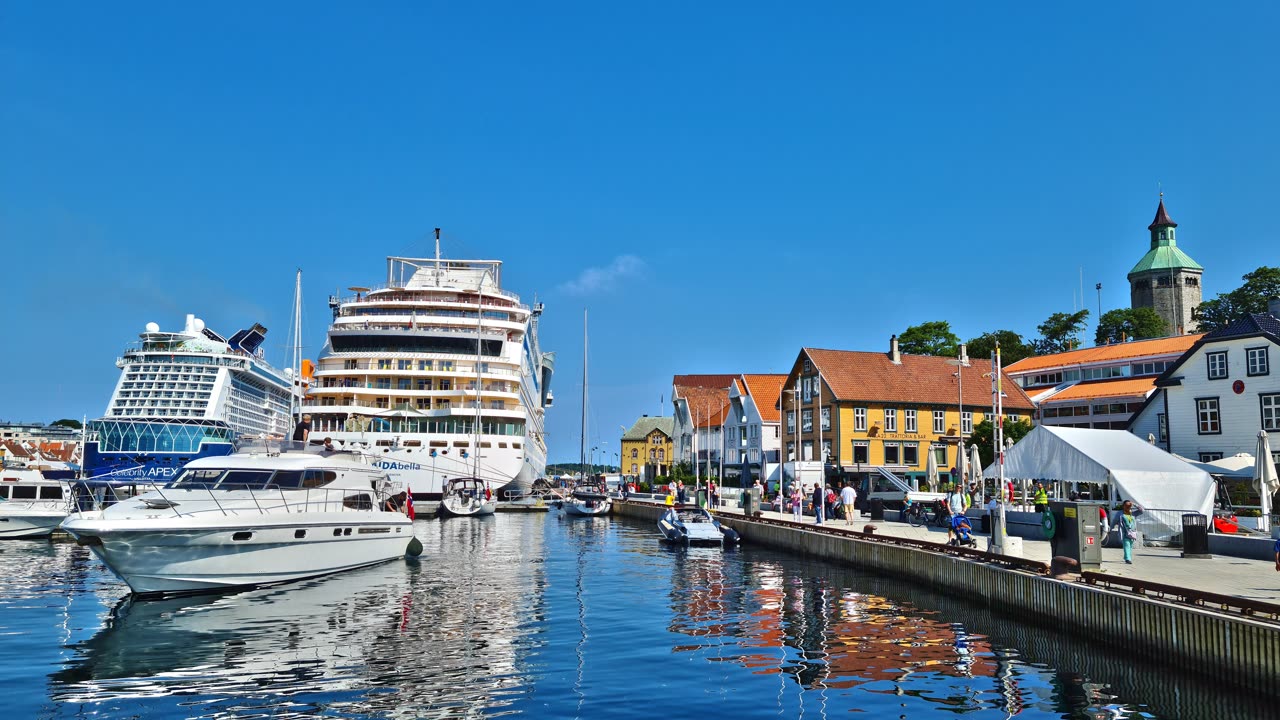 Vågen havn i Stavanger med Skagenkaien og trehusene langs kaikanten