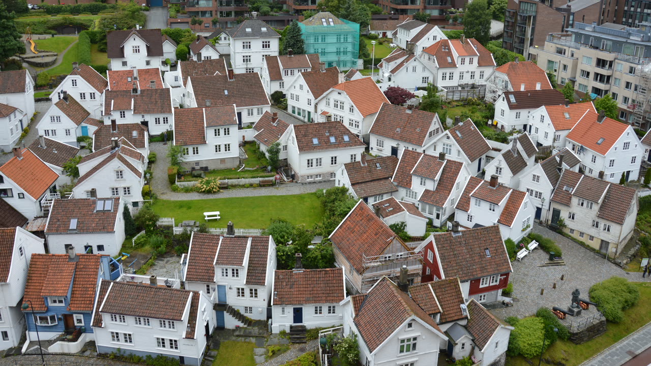 De hvite trehusene i Gamle Stavanger sett ovenfra