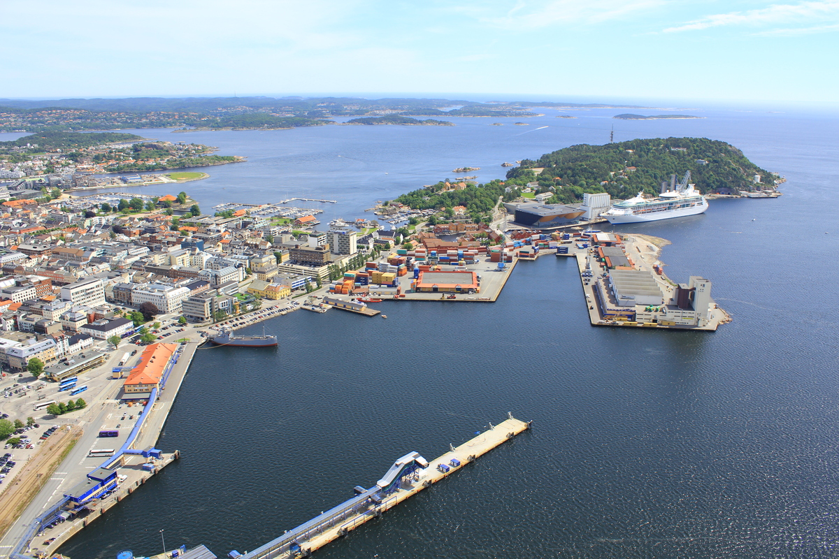 Luftfoto over Kristiansand havn med Odderøya til venstre, Kilden teater og konserthus til høyre og Kvadraturen i bakgrunnen