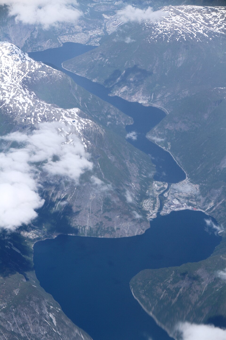 Luftfoto av Årdalstangen ved Sognefjorden med fjell på begge sider, der Målrock arrangeres