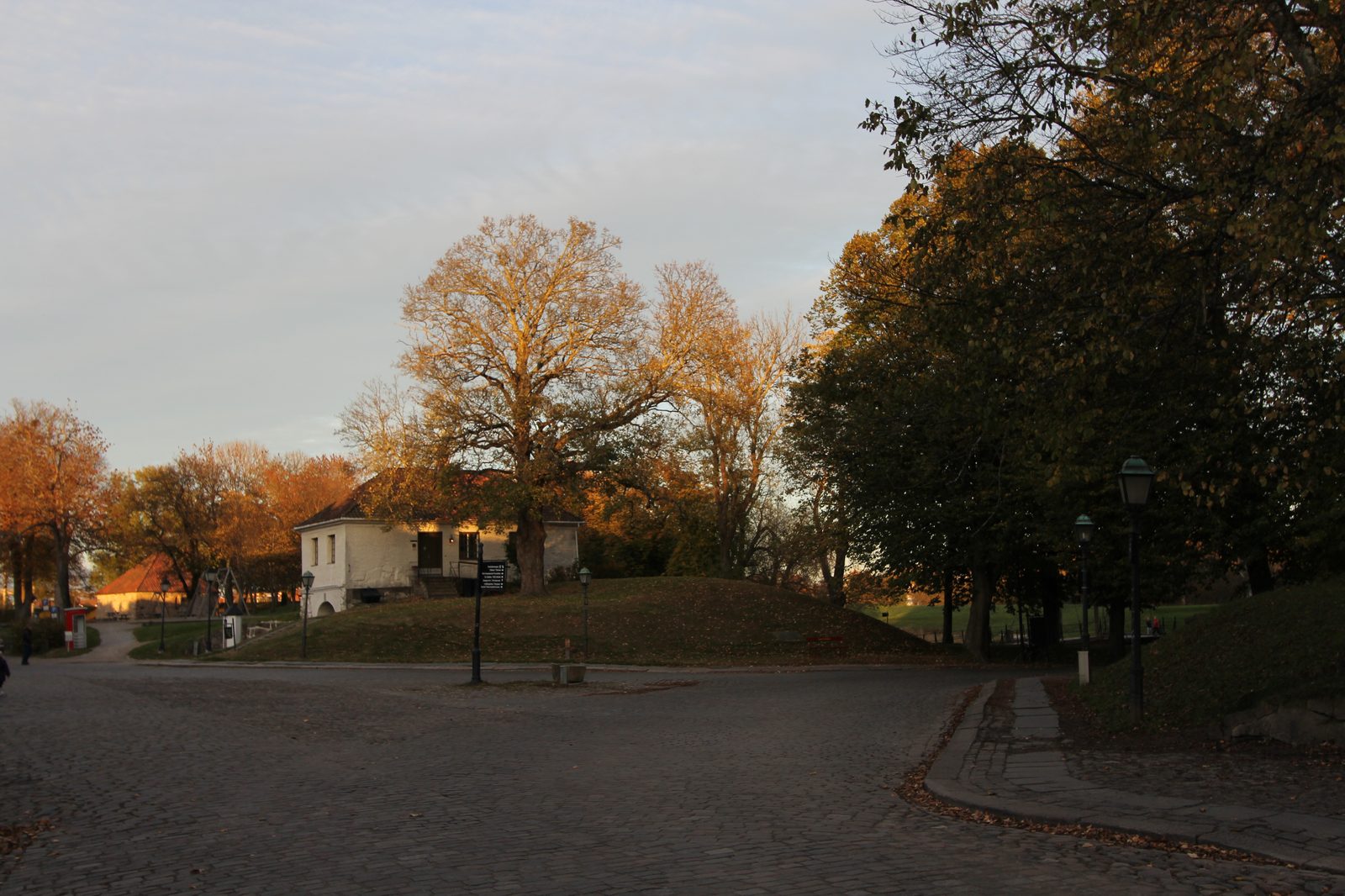 Torvet, det sentrale torget i Gamlebyen i Fredrikstad, med historiske bygninger fra den godt bevarte festningsbyen