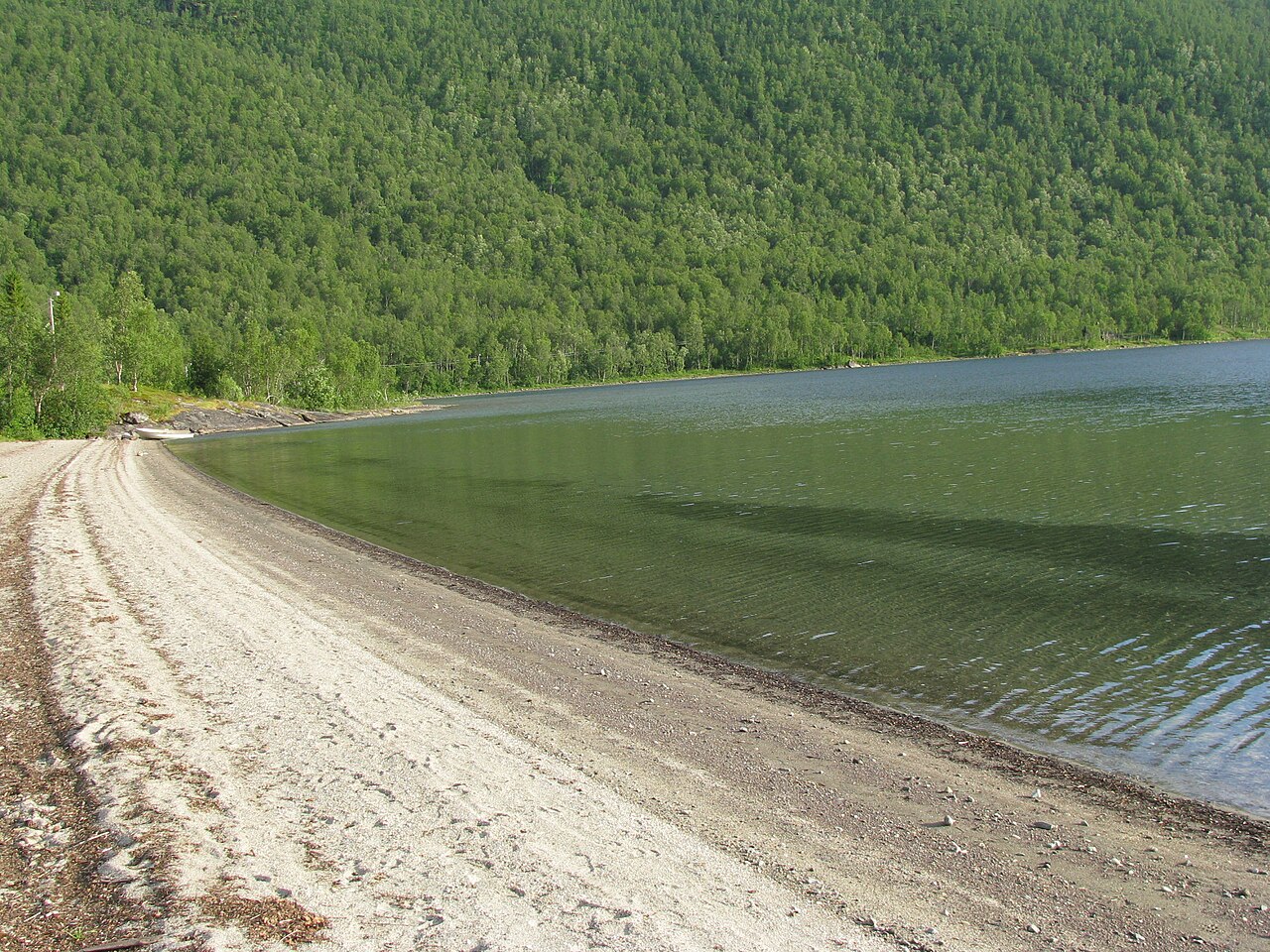 Strandvatnet ved Bogen i Evenes, Nordland, med fjell speilet i vannet