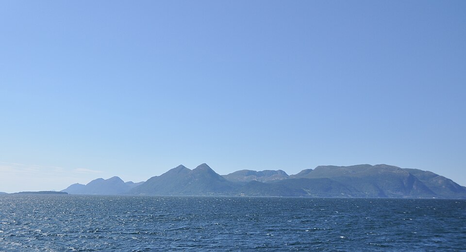Otrøya sett fra fergen over Romsdalsfjorden, med fjell og sjø i bakgrunnen