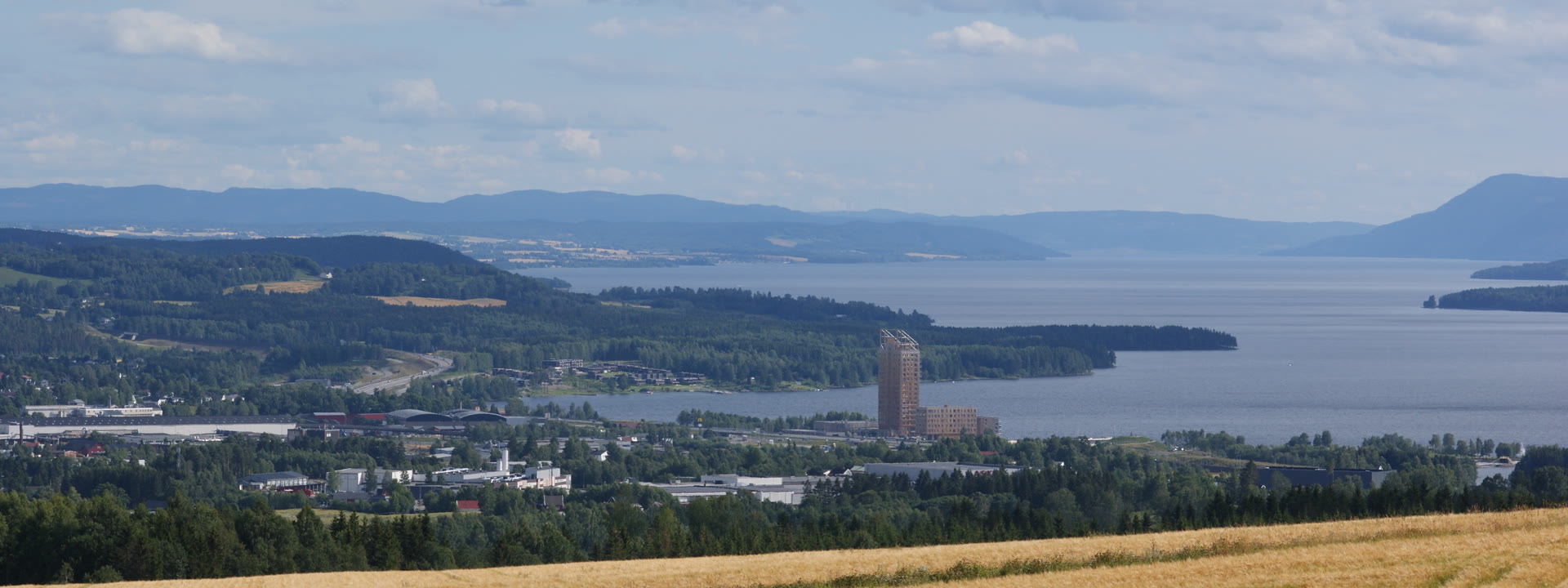 Brumunddal sett fra Veldre kirke, med Mjøsa og åser i bakgrunnen
