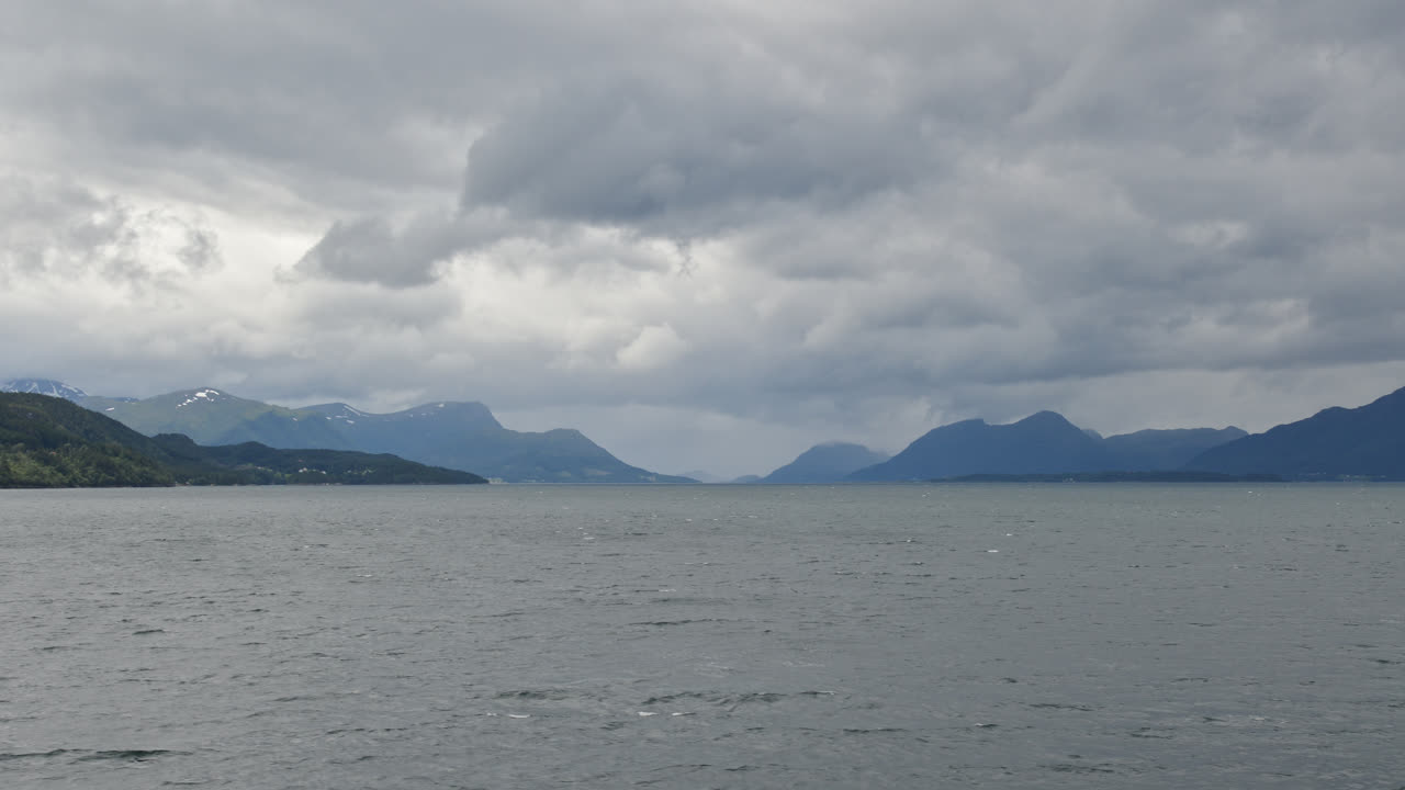 Molde og Romsdalsfjorden med Romsdalsfjella i bakgrunnen