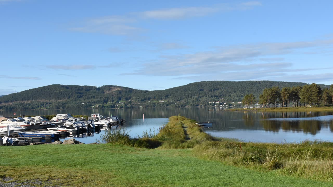 Storsjøen i Nord-Odal med båthavn og skogkledde åser, innsjøen som preger landskapet rundt Morodalsfestivalen