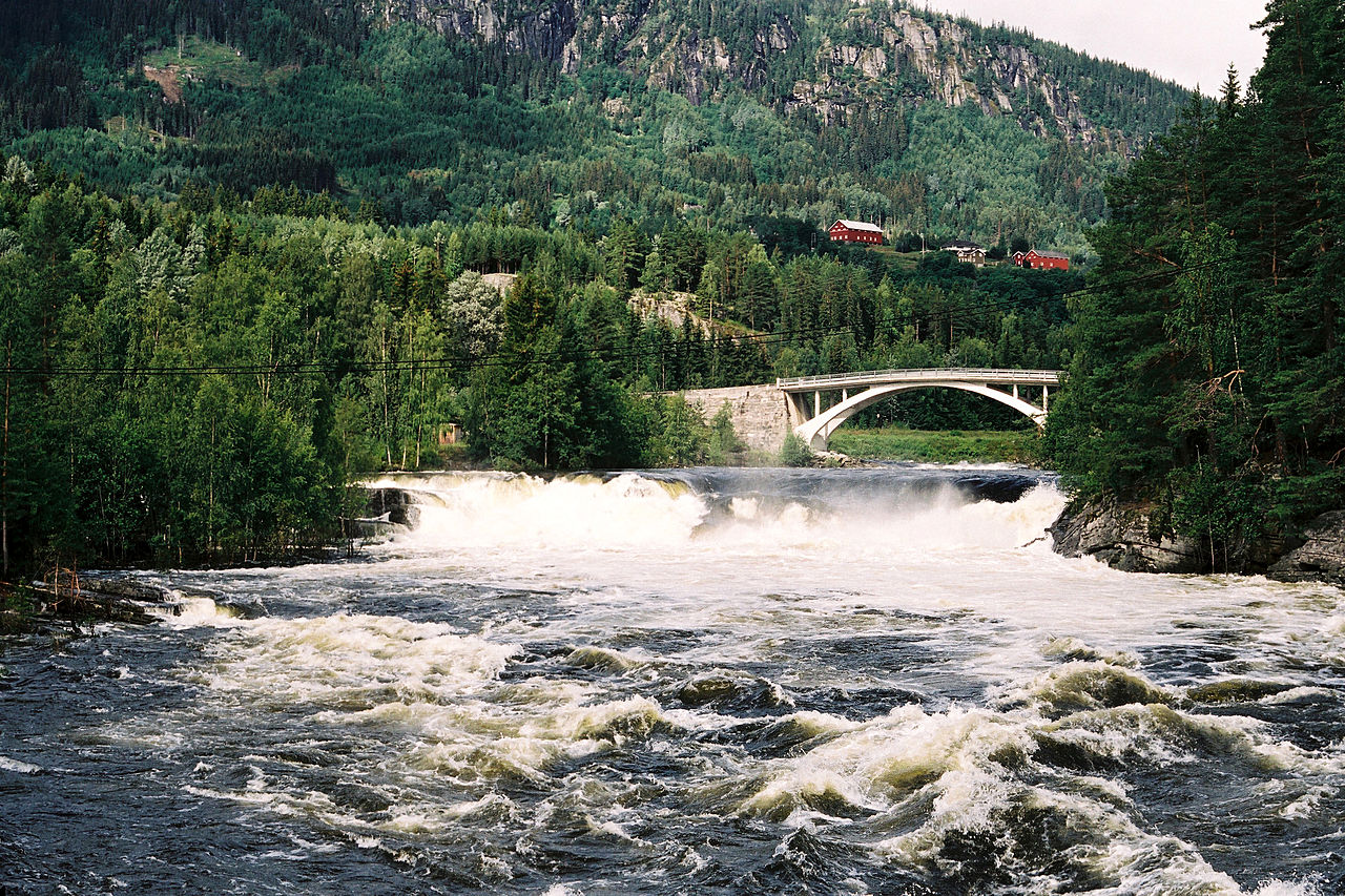 Mykstufossen i Numedalslågen, Rollag kommune i Numedal, der Motvind i Middelalderskogen arrangeres