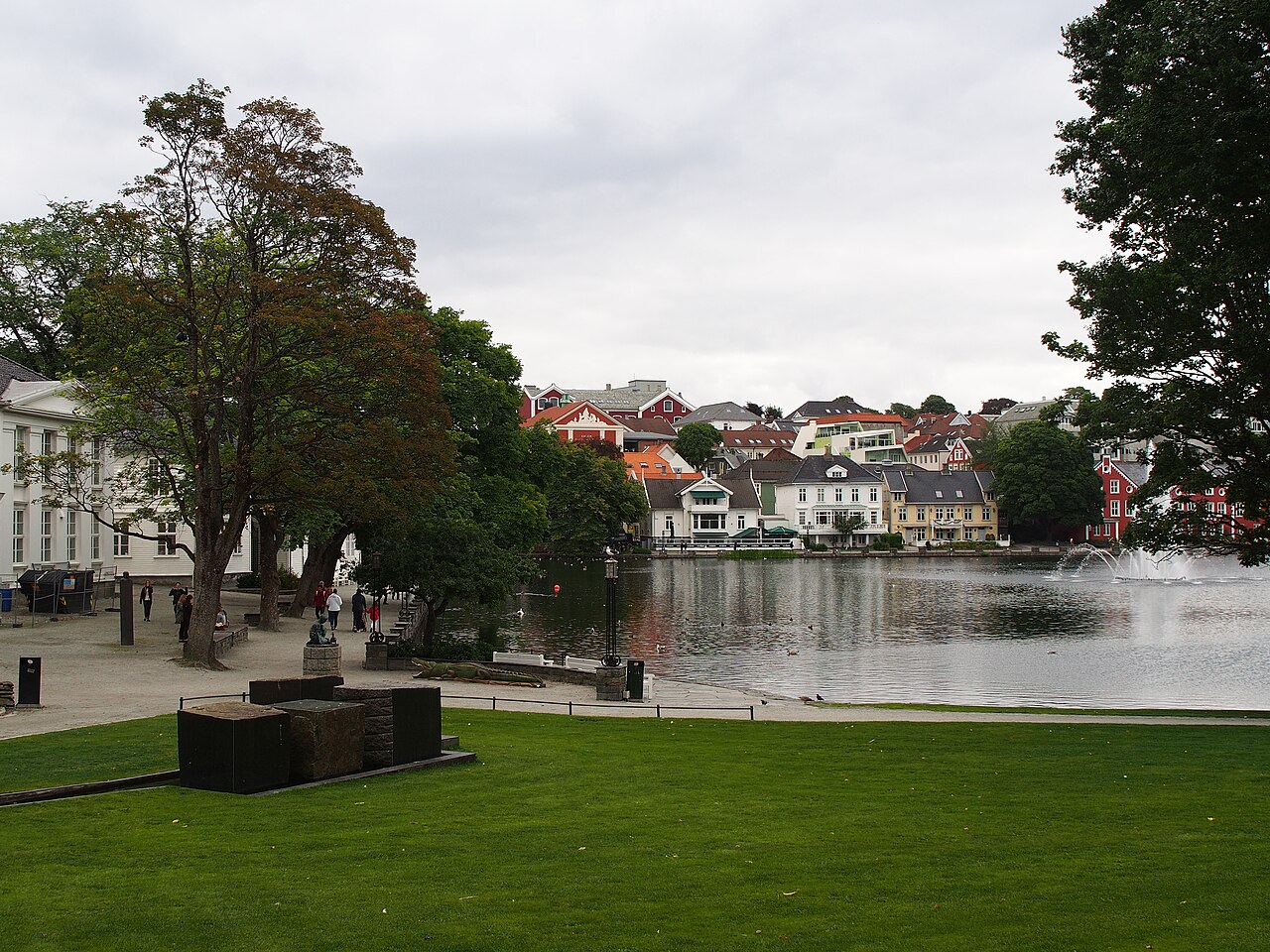 Grønt parklandskap med trær i Stavanger City Park, fotografert i august 2013