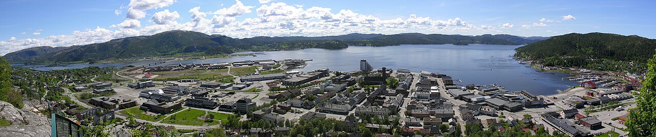 Panoramautsikt over Namsos sentrum fotografert fra byfjellet Klompen