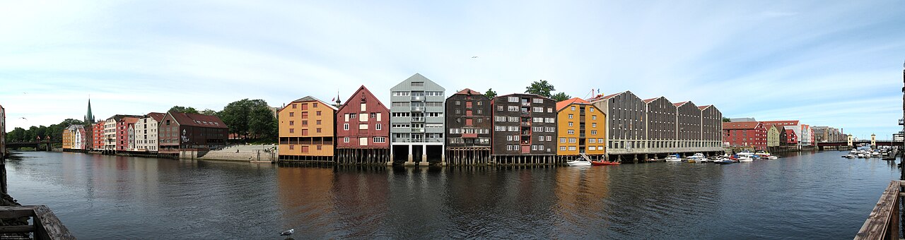 Panoramautsikt over Trondheims fargerike trehusbebyggelse langs Nidelva