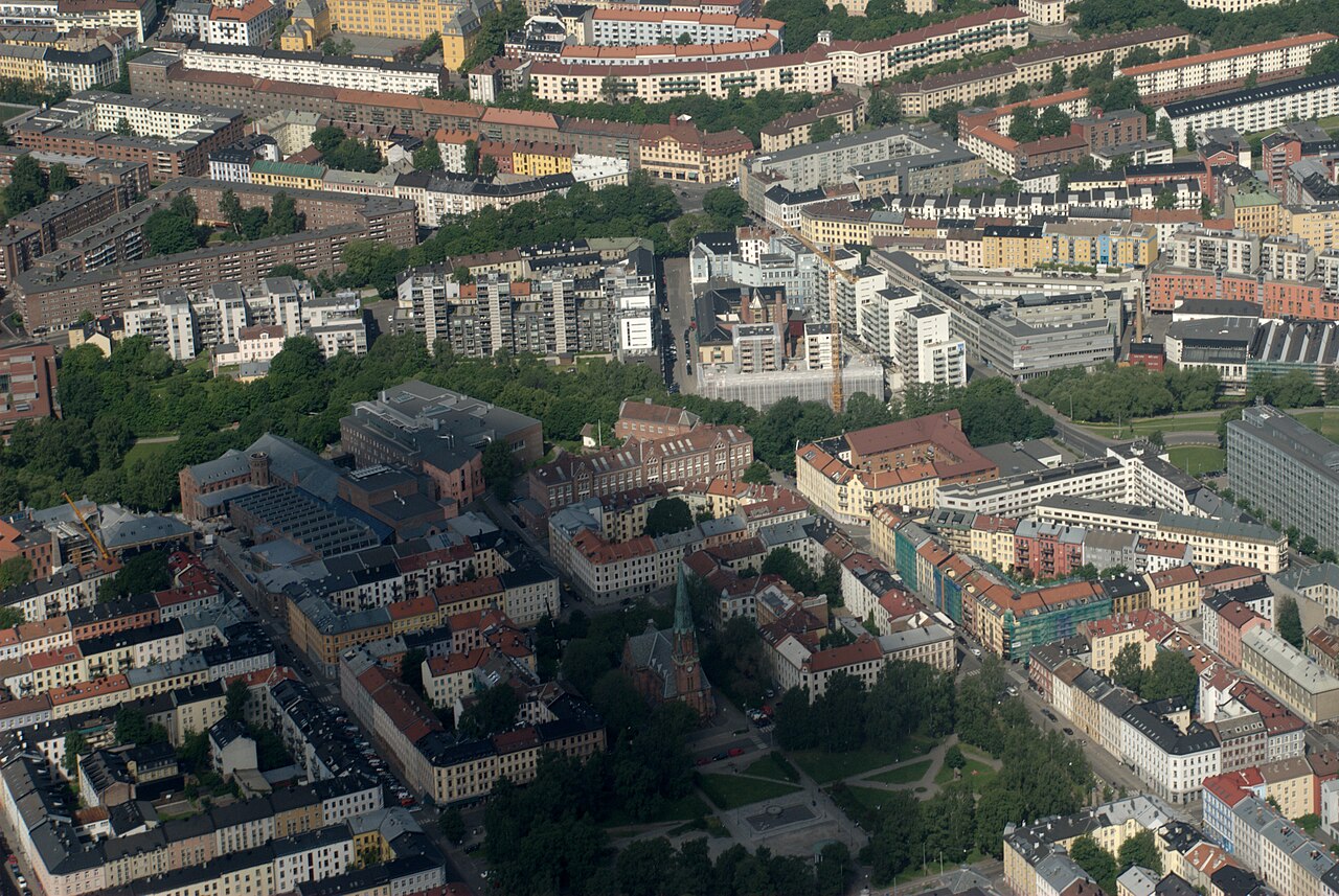 Luftfoto over Birkelunden-parken i Grünerløkka, Oslo, med trerekker og tett bebyggelse rundt