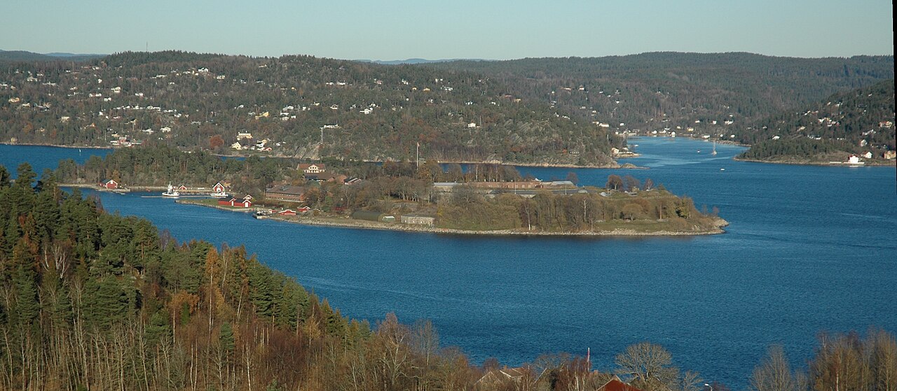 Oscarsborg festning sett fra sørvest, med festningsbygningene på øya Kaholmen midt i Oslofjorden