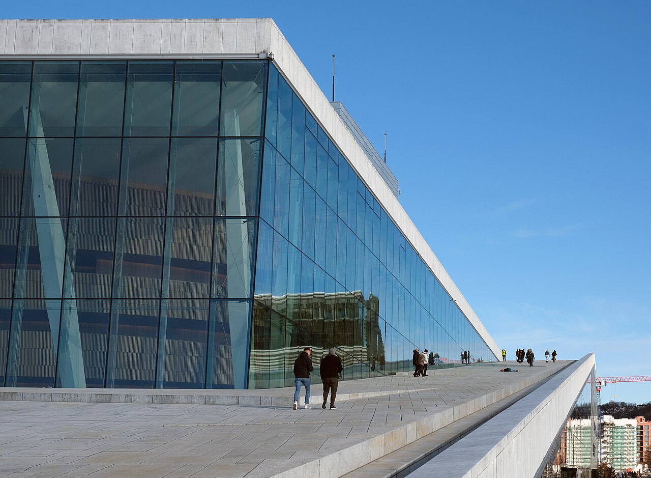 Oslo Operahus sett utenfra, med den karakteristiske hvite marmorfasaden og publikum på taket