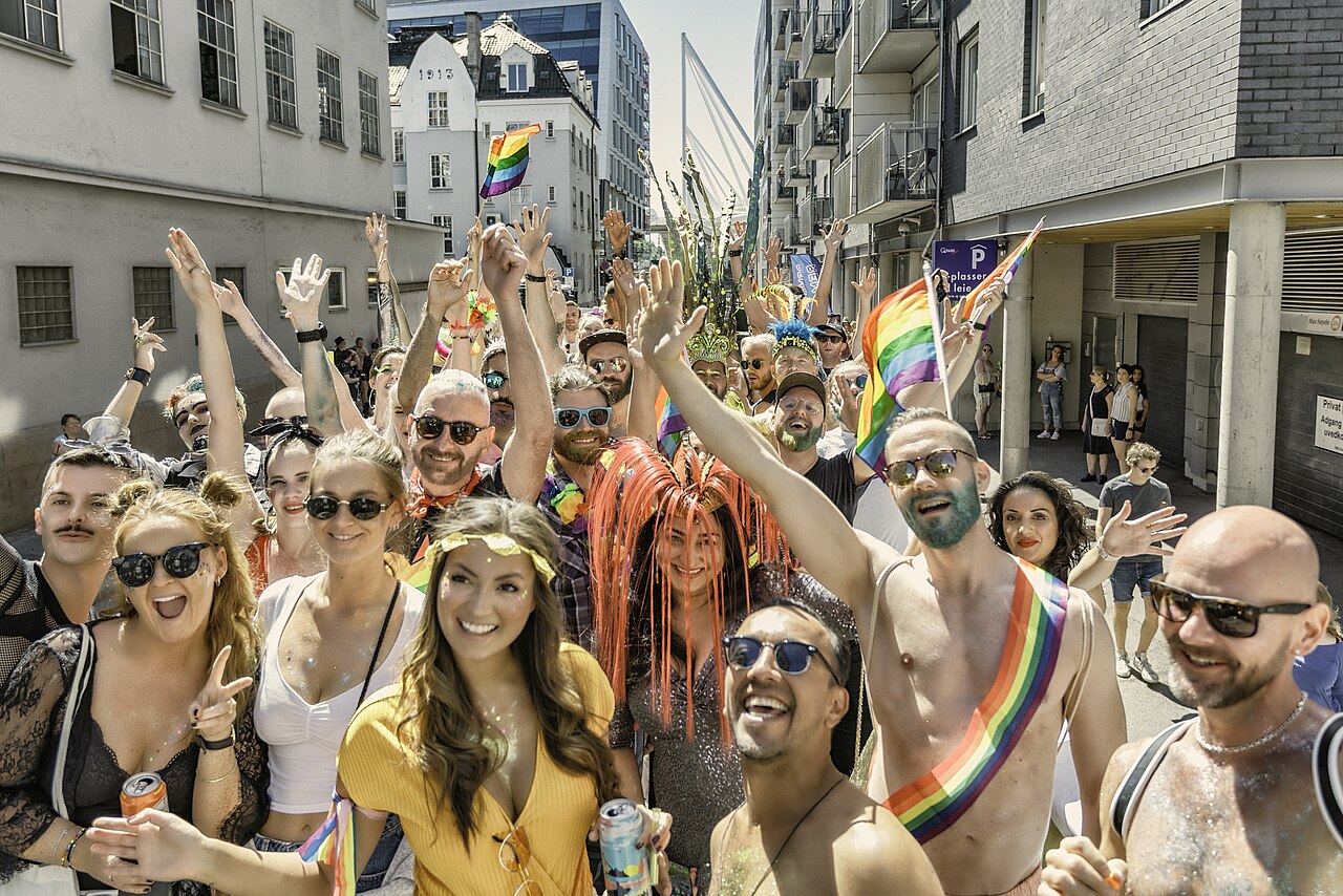 Oslo Pride-paraden fyller gatene i Oslo sentrum med regnbueflagg og publikum