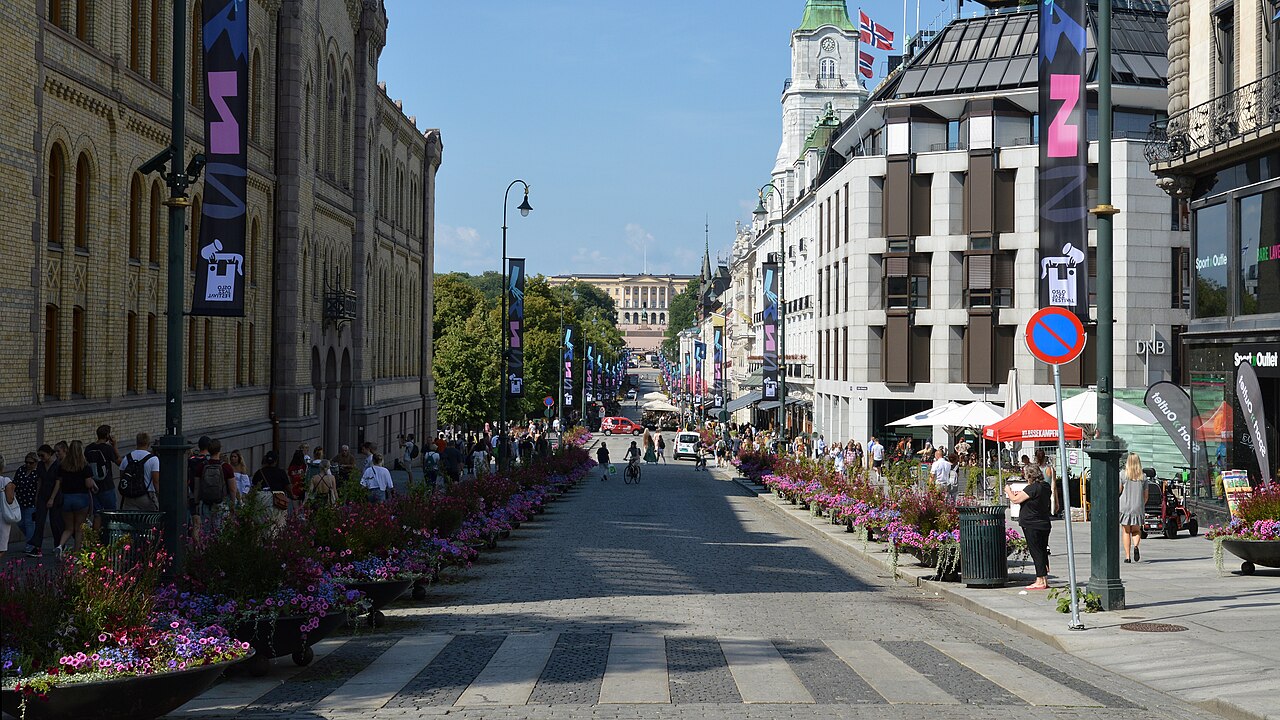 Karl Johans gate i Oslo sentrum med fotgjengere og historiske fasader