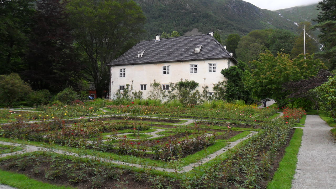 Baroniet Rosendal med rosehagen foran herregården i Kvinnherad
