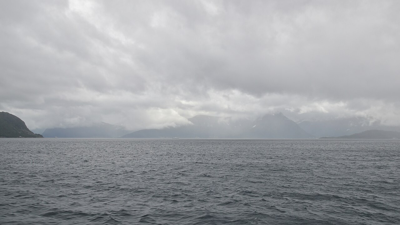 Sulafjorden sett fra Hareid, der Seinsommarfest arrangeres i august