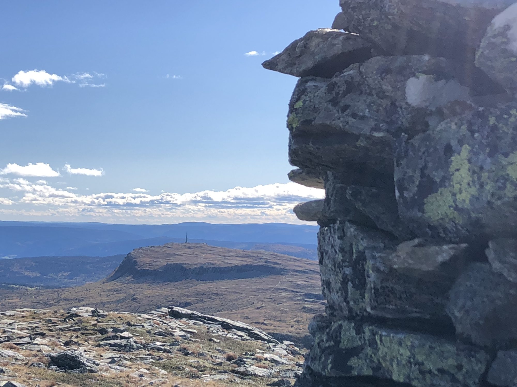 Utsikt sørover fra Prestkampen mot Skeikampen i Nord-Gausdal, med åpent høyfjellsplatå og fjellandskap under en klar himmel