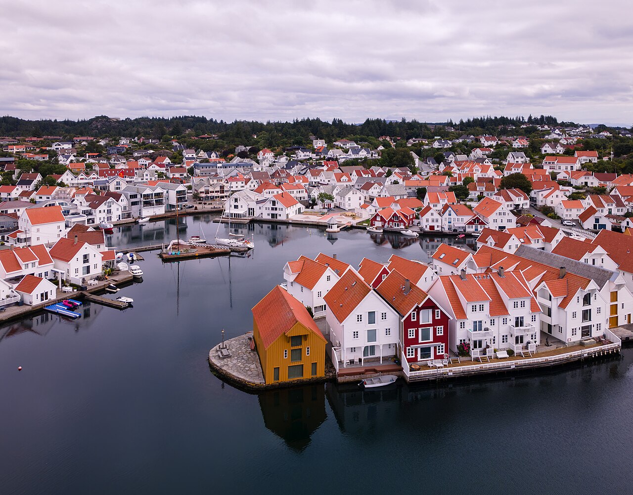 Historiske trehus og havn i Skudeneshavn på Karmøy, vertssted for Skudefestivalen