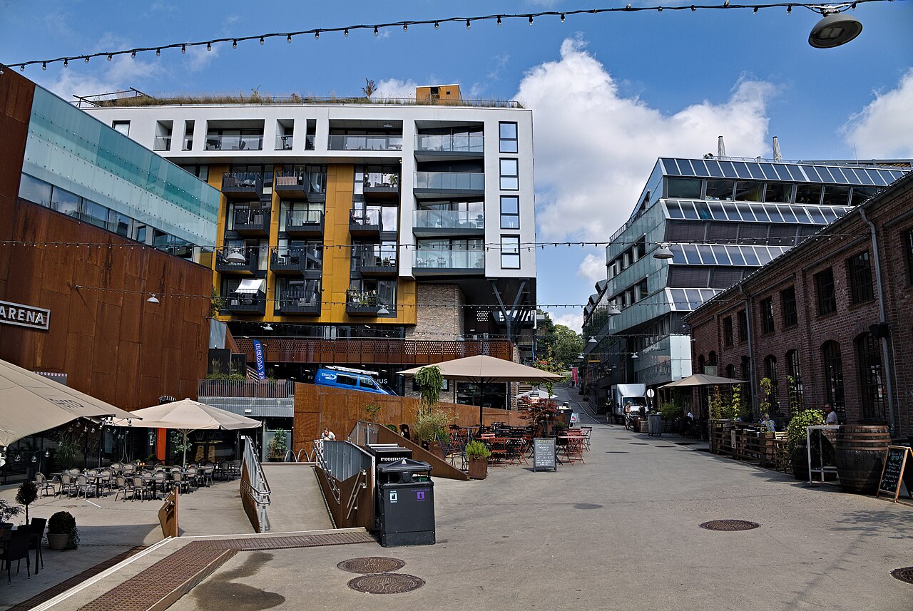Vulkan-kvartalet i Oslo en sommerdag, med det industrielt inspirerte kulturkvartalet som huser Mathallen og Smelteverket