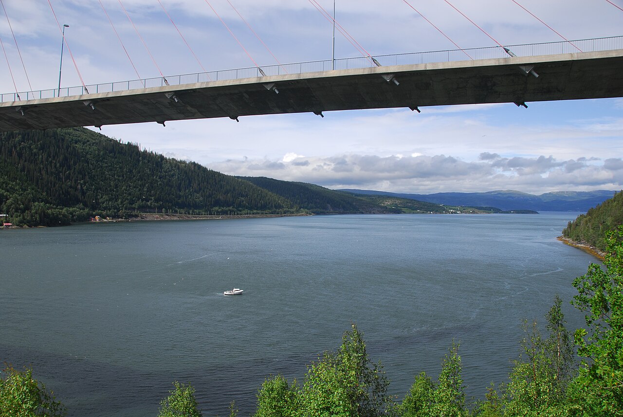 Skarnsundet ved Inderøy i Trøndelag med fjord og fjell, der jazzfestivalen Soddjazz arrangeres hvert april