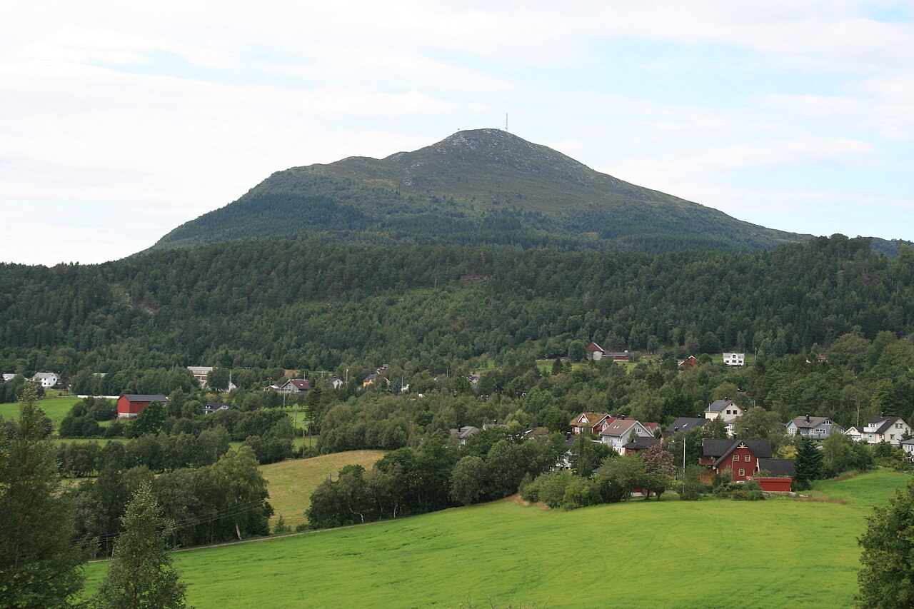 Helgehornet og Volda på Sunnmøre, der Sommarljom arrangeres om sommeren