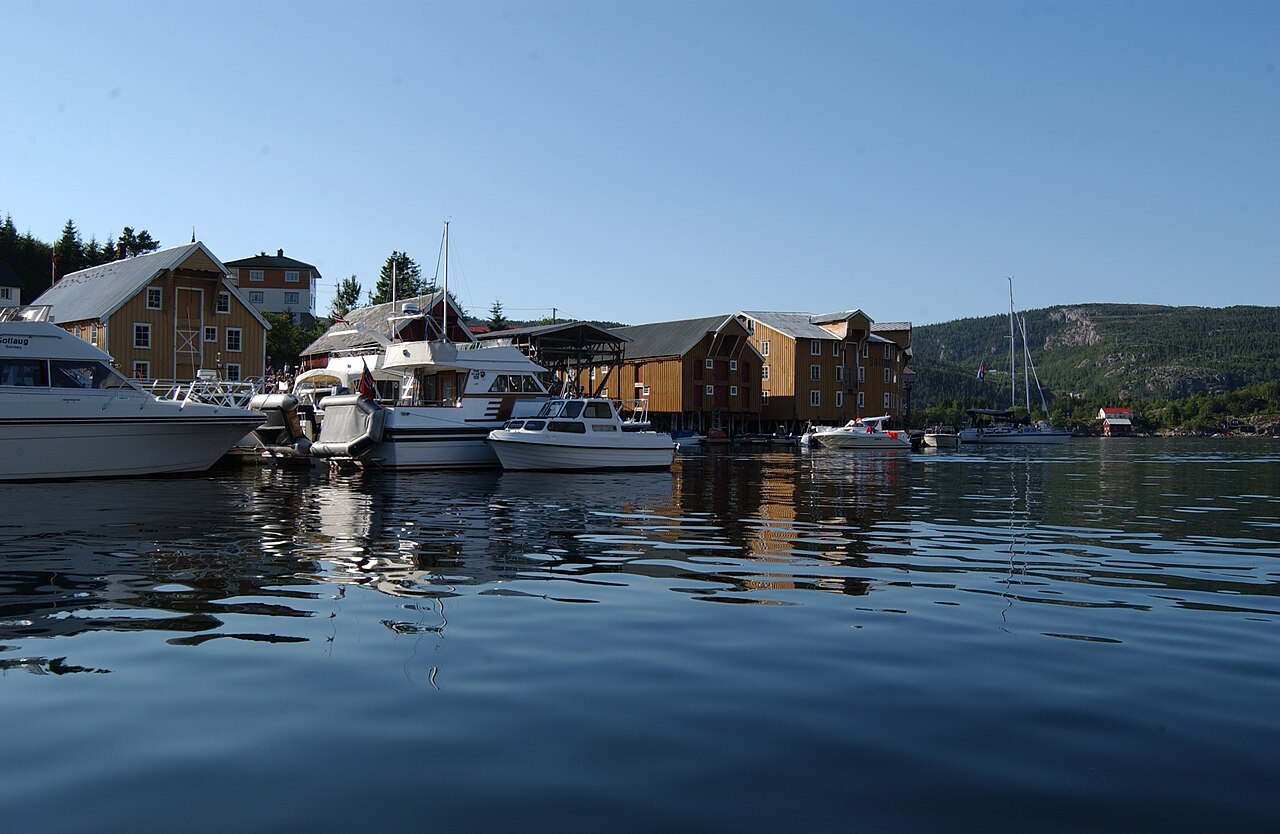 Råkvåg ved fjorden på Fosen, vertssted for Sommerfest i Bjørkvika