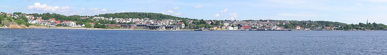 Larvik ved Larviksfjorden i Vestfold, der Spetakkelfestivalen arrangeres i Jotron Arena i november