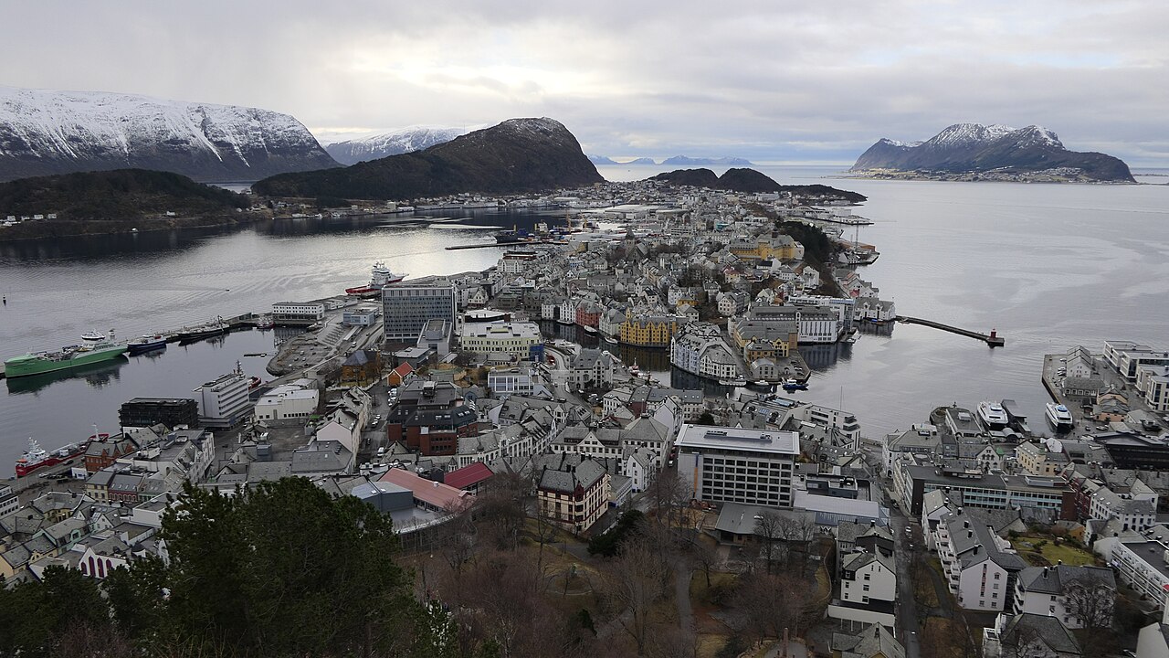 Oversiktsbilde av Ålesund by med tett bebyggelse og kystlandskap