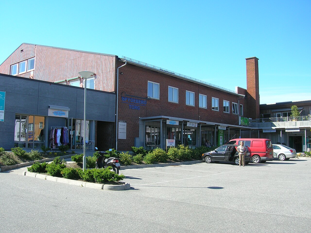 Butikker og bygårder langs handelsgaten i Spydeberg sentrum