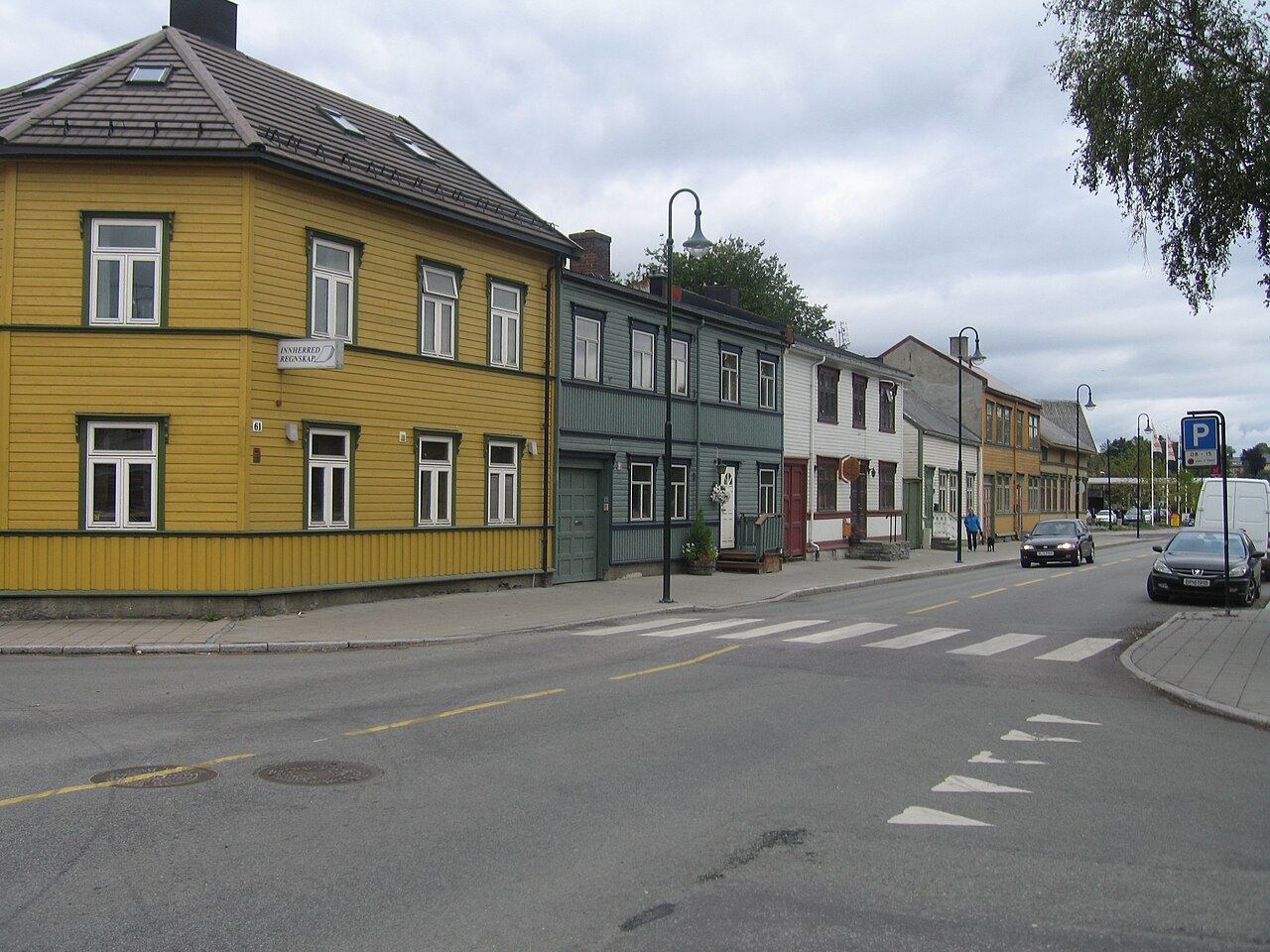 Kirkegata i Levanger sentrum med vernede trehus, nær festivalområdet Staupshaugen