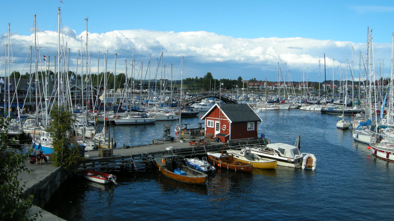 Stavern havn med seilbåter og det røde sjøbua ved Larviksfjorden, der Stavernfestivalen arrangeres