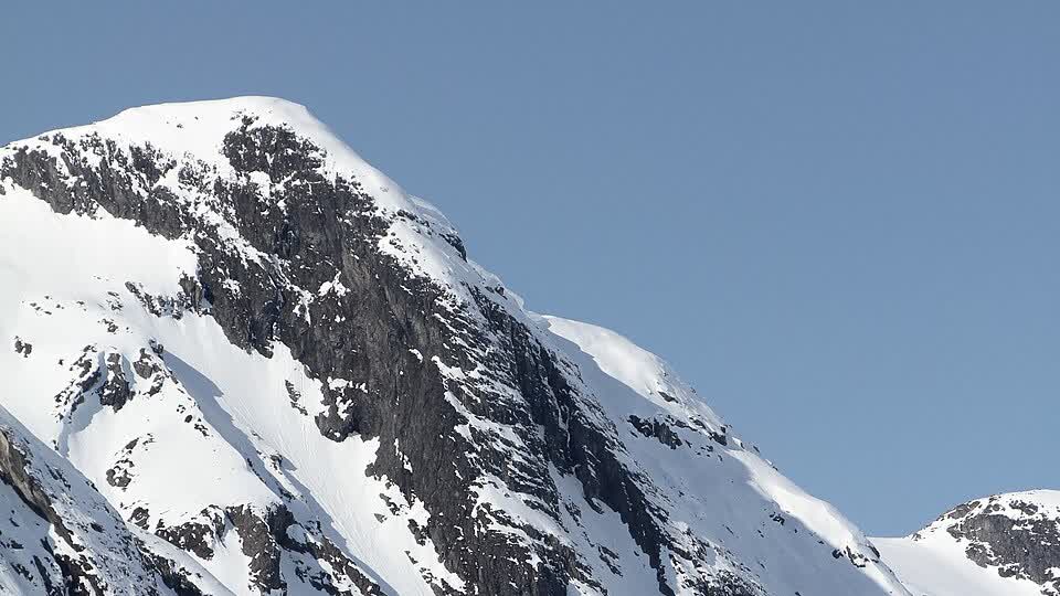 Snødekte hytter og fjellandskap rundt Stryn, rammen rundt Strynefestivalen