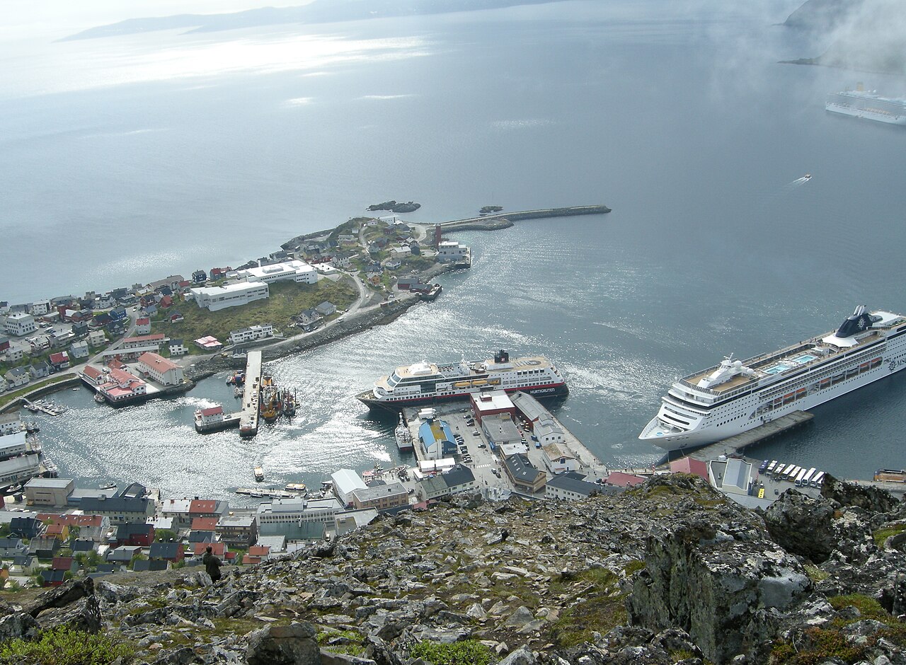Honningsvåg havn med fiskebåter og bebyggelse sett fra vannet, Nordkapp