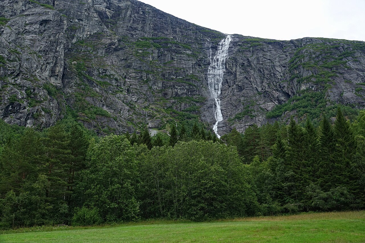 Mongefossen og Romsdalen, naturen der Trollkaukfestivalen arrangeres hvert juli