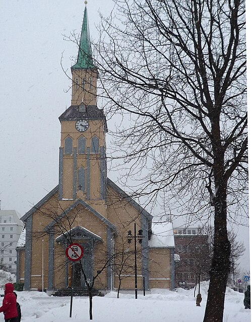 Tromsø domkirke om vinteren med snødekte omgivelser, festivalens viktigste konsertarena