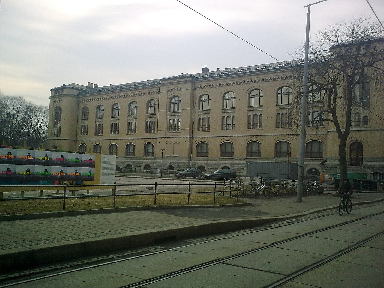 Historisk museum i Oslo sett fra Tullinløkka om våren