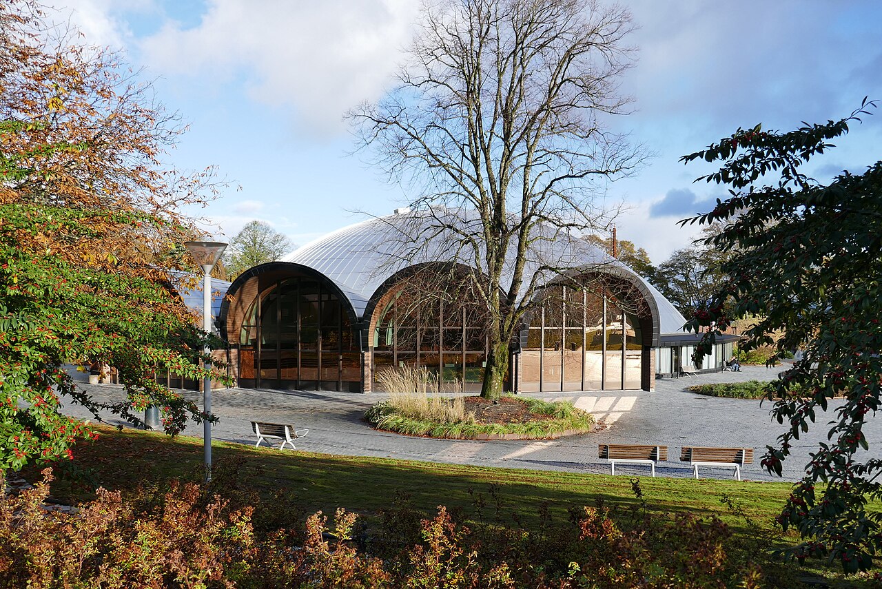 Kuppelhallen i Bjergstedparken, Stavanger, sett fra parkområdet