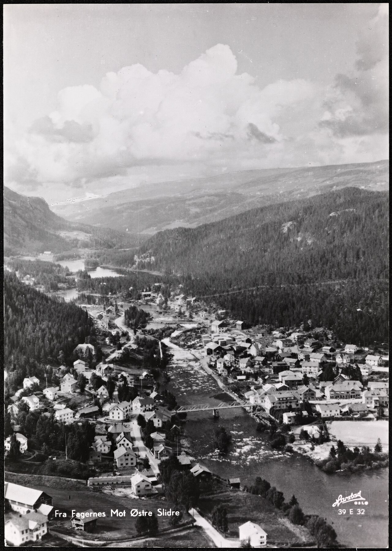 Utsikt fra Fagernes mot Østre Slidre i Valdres, med grønne daler og åser i Innlandet