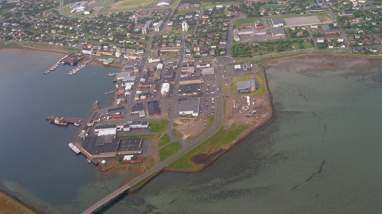 Vadsø i Øst-Finnmark sett fra luften, hjem for Varangerfestivalen