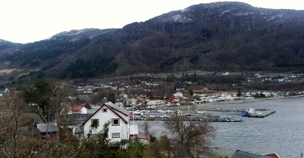 Vikedal sentrum sett mot øst med bebyggelse og landskap langs Sandeidfjorden i Vindafjord kommune, Rogaland