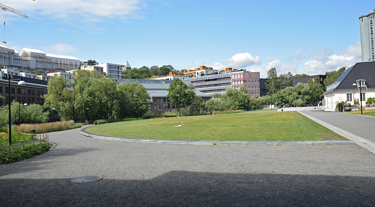 Nedre Foss park sett fra syd, med Nedre Foss-gårdens hovedbygning til høyre og Vulkan-kvartalet til venstre, Oslo