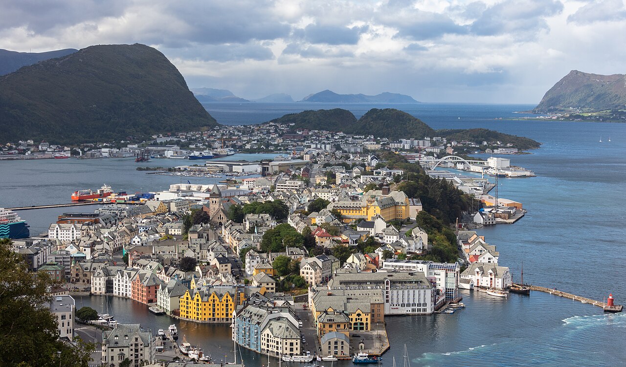 Ålesund sett fra utsiktspunktet Aksla med karakteristisk art nouveau-bebyggelse og skjærgård i bakgrunnen
