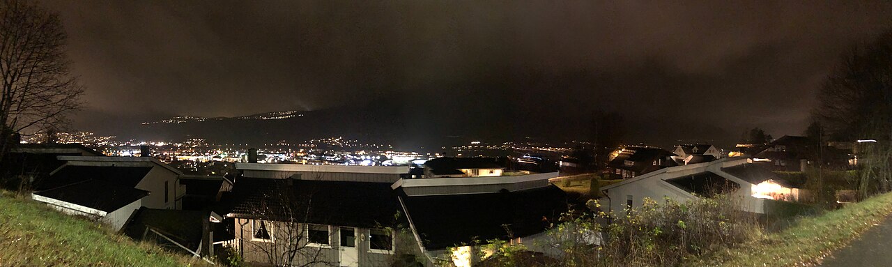 Panoramautsikt over Drammen sett fra Aronsløkka, med bybebyggelse og Drammenselva i dalen